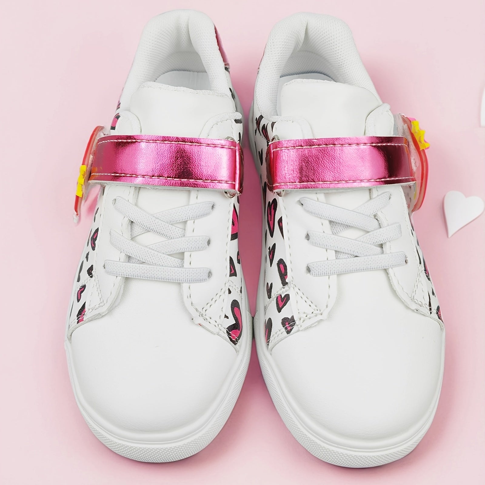 Qizlar uchun yurak mavzusidagi multfilm uslubidagi krossovkalar, yozgi va bahor uchun mo'ljallangan, kamalak ranglarida. Har qanday yoshdagi bolalar uchun kundalik yurish uchun ideal.