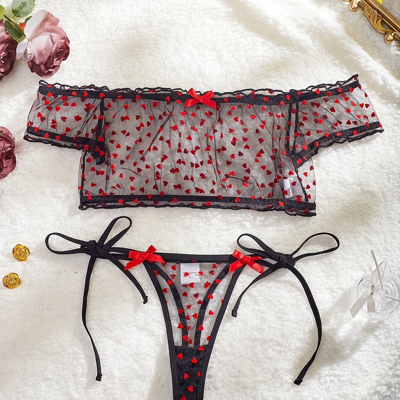 Комплект кружевного белья с сердечками, коротким рукавом и отделкой из рюшей, топ-кроп и стринги.