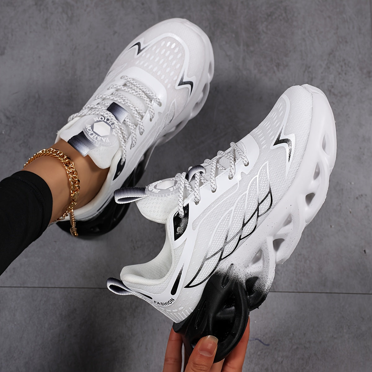 Women's Breathable Mesh Running Shoes Lightweight Low-Top Sneakers Black and White