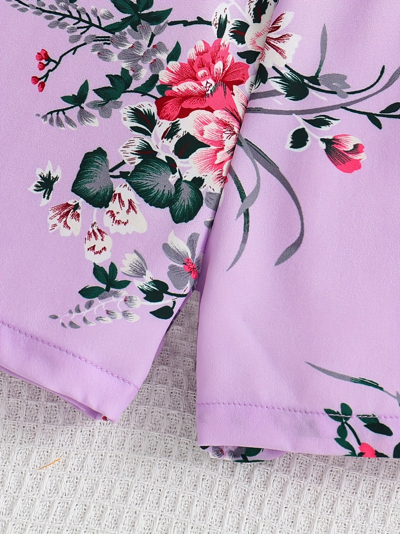 Летнее платье с открытыми плечами, с рюшами и цветочным графическим принтом.