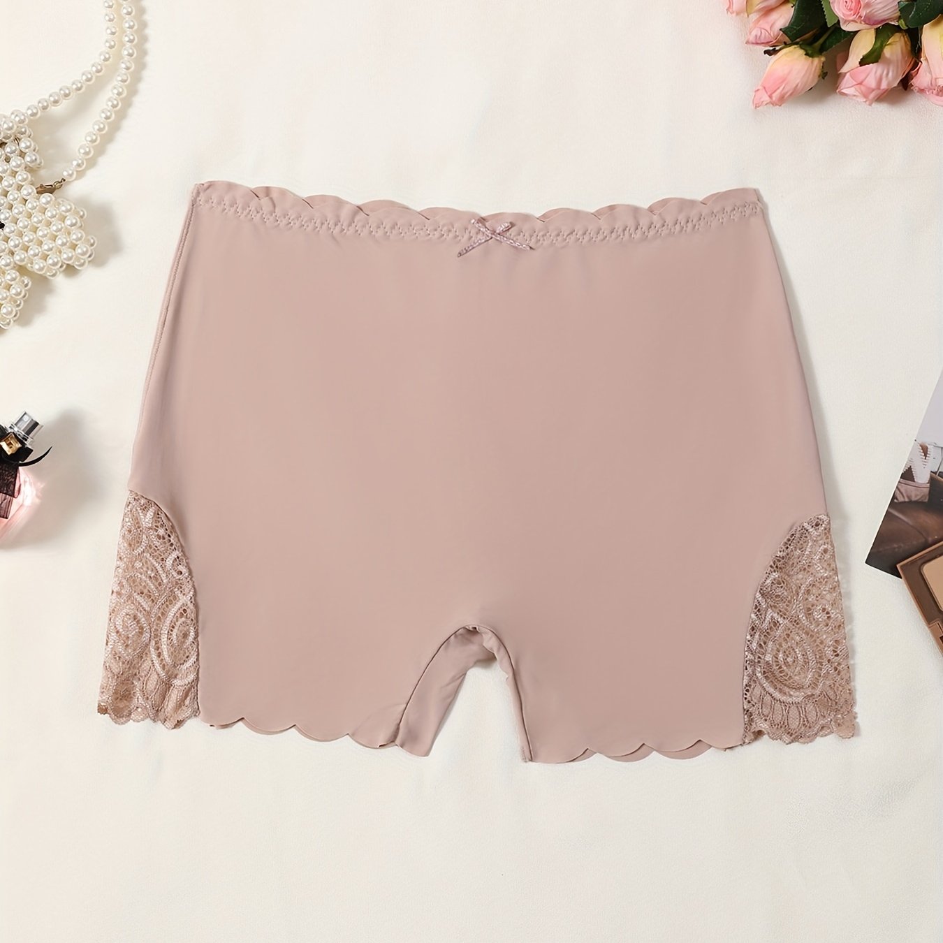 Бойшорт с кружевной отделкой, волнистым краем и бантиком для женского нижнего белья. Удобные и мягкие.