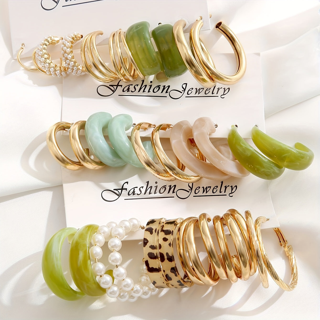 15 ta nafis rezina qotishma halqa sirg'alar to'plami, soxta marvarid doira dizayni bilan, ayollarning kundalik kiyimlari uchun vintage nafis uslubini namoyish etadi.