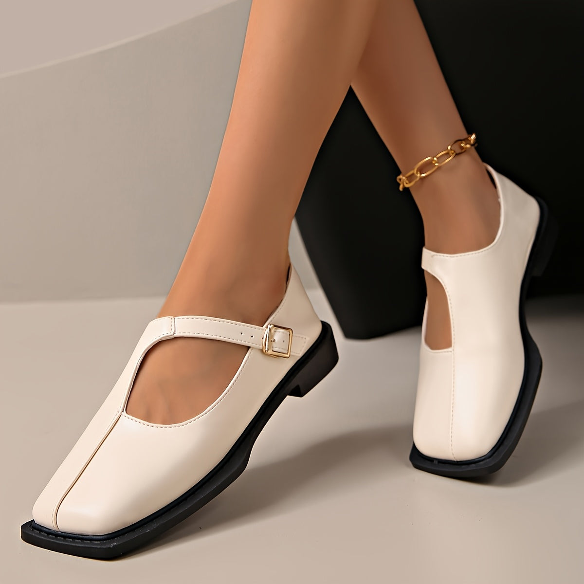 Ayollar uchun sintetik Mary Jane tufli, sozlanadigan bilak bog‘lamasi va geometrik tokchali bilan, oq