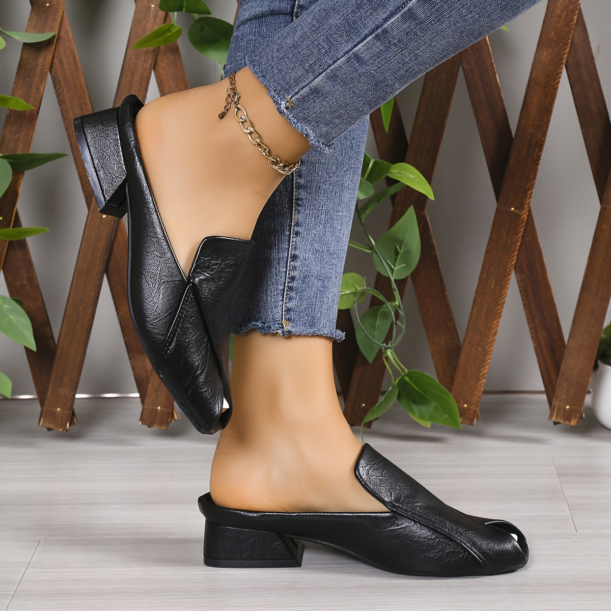 Ayollar uchun blok to'plari bilan qulay yurish uchun mo'ljallangan bir rangli slipp-on sandallar, Qirol kuni uchun mukammal.