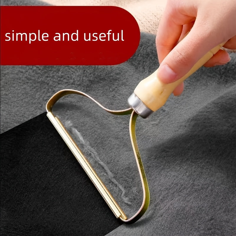 Elektrsiz, plastik tutqichli kiyimlar uchun to'kilib ketgan sochlarni olib tashlaydigan lint trimmeri jun palaklardan soch to'plarini olib tashlaydi.