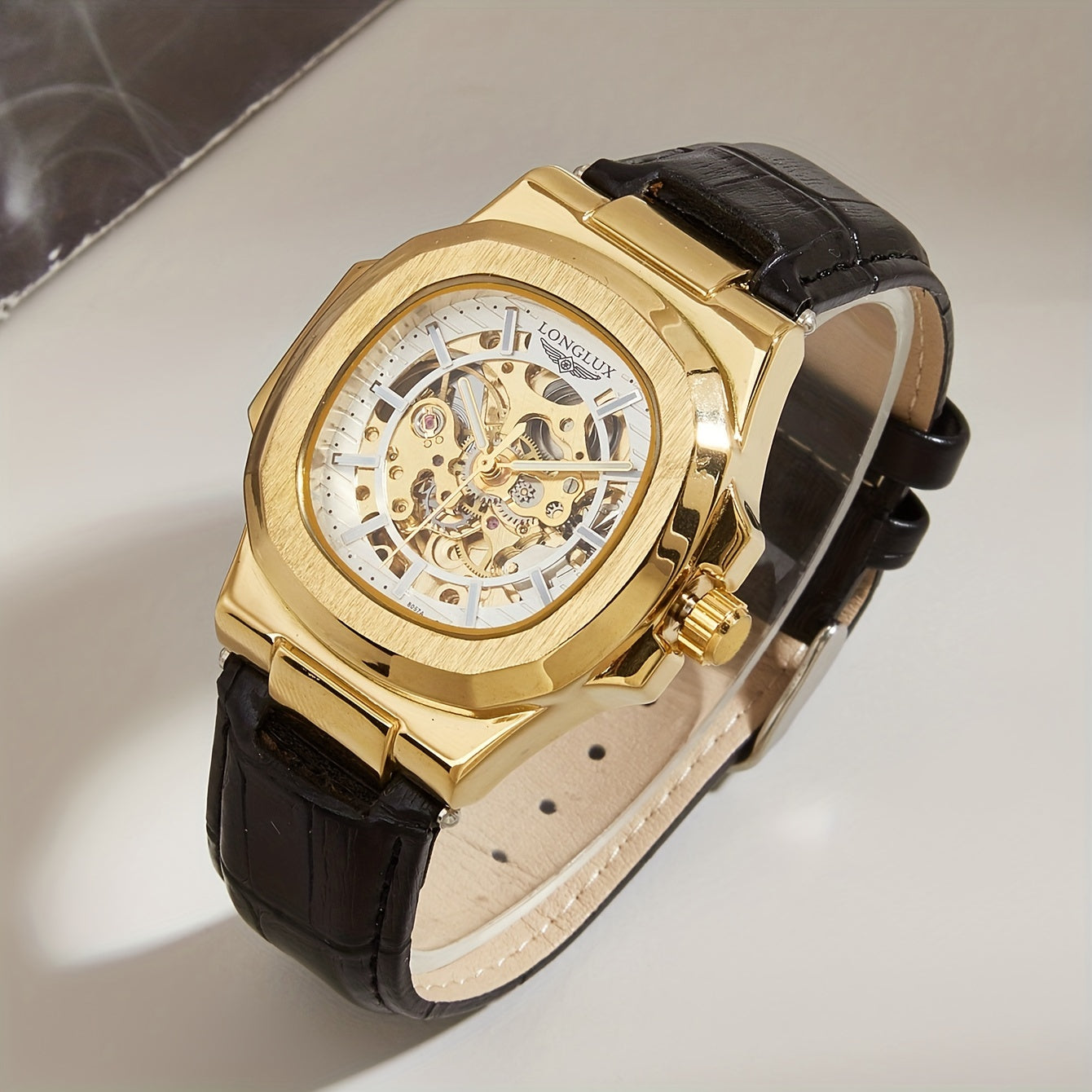 Model #8057P 4.1 sm barrel shaklidagi sun'iy charm bilaguzuk, kvadrat dial, ish va norasmiy kiyim uchun mos keladigan suv o'tkazmaydigan mexanik dizayn bilan ajralib turadi. Shuningdek, u mineral shisha yuzani o'z ichiga oladi.