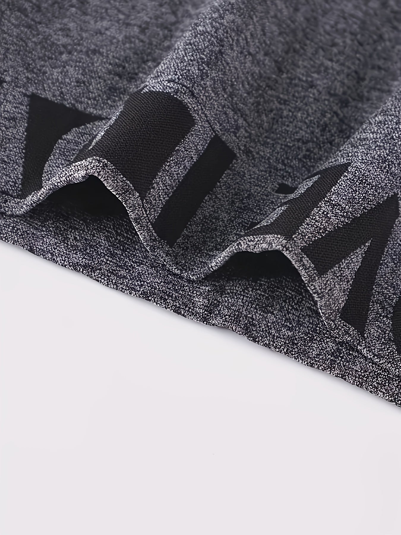 Спортивный и йога комплект нижнего белья для женщин, с алфавитным узором и комфортной посадкой, включает бюстгальтер и шорты, изготовленные из полиамидной трикотажной ткани с эластаном.