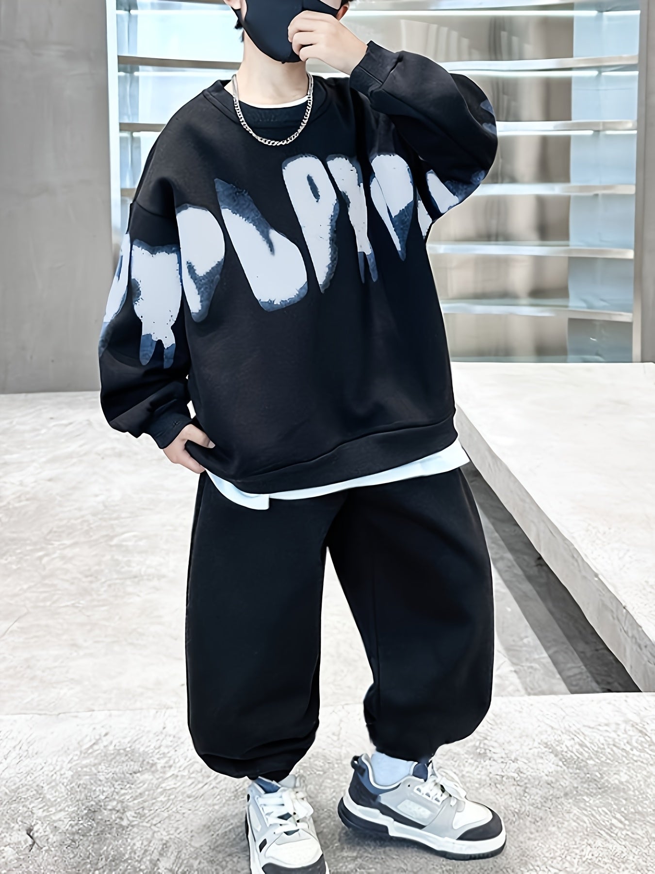 Erkaklar uchun Tasodifiy "W" Print Sweatshirt va Shimlar To'plami - Qora va Oq Harf Dizayni, Polyester Aralashmasi, Kuz/Qish Kiymish, Quvnoq Moslashuvchanlik bilan Cho'ntaklar, Tashqi Foydalanish uchun Tasodifiy Kiymish.