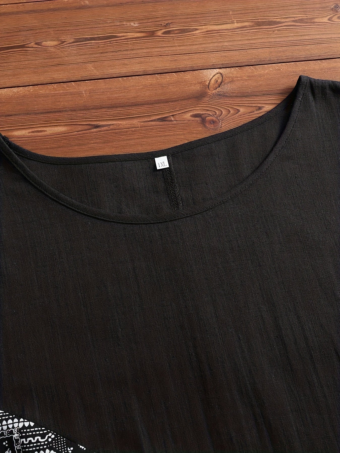 Платье из геометрического принта с заплатками из рами с короткими рукавами и круглым вырезом