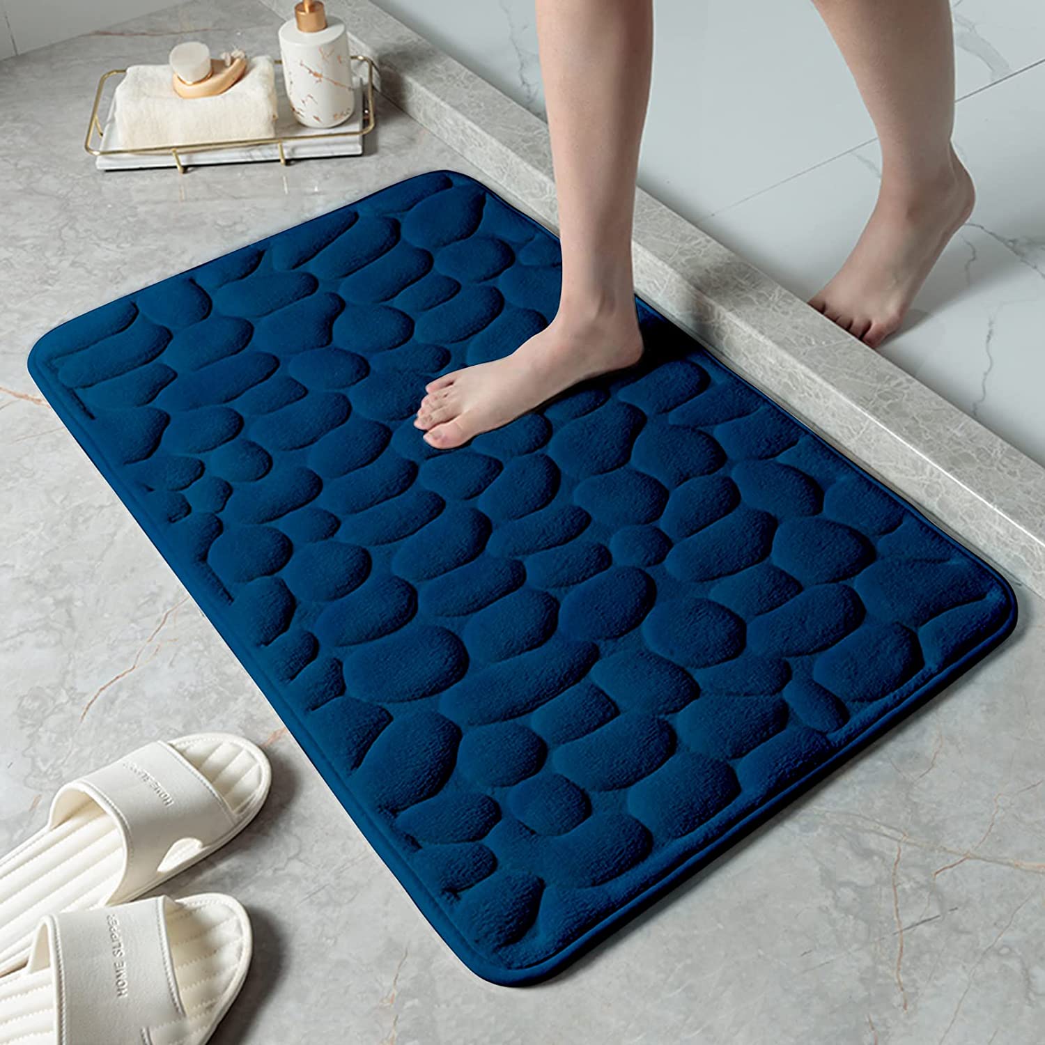 Мягкий коврик для ванной из мемори-фоама с рельефным дизайном в виде булыжников из кораллового флиса, идеален для декора ванной и релаксации, а также для использования в других зонах, таких как кухня, спальня и душ.
