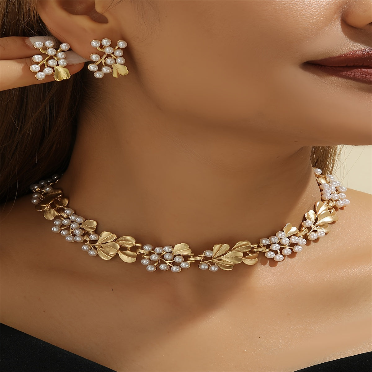 Conjunto de joyería boho-chic de perlas falsas con collar y pendientes de diseño hoja para mujer