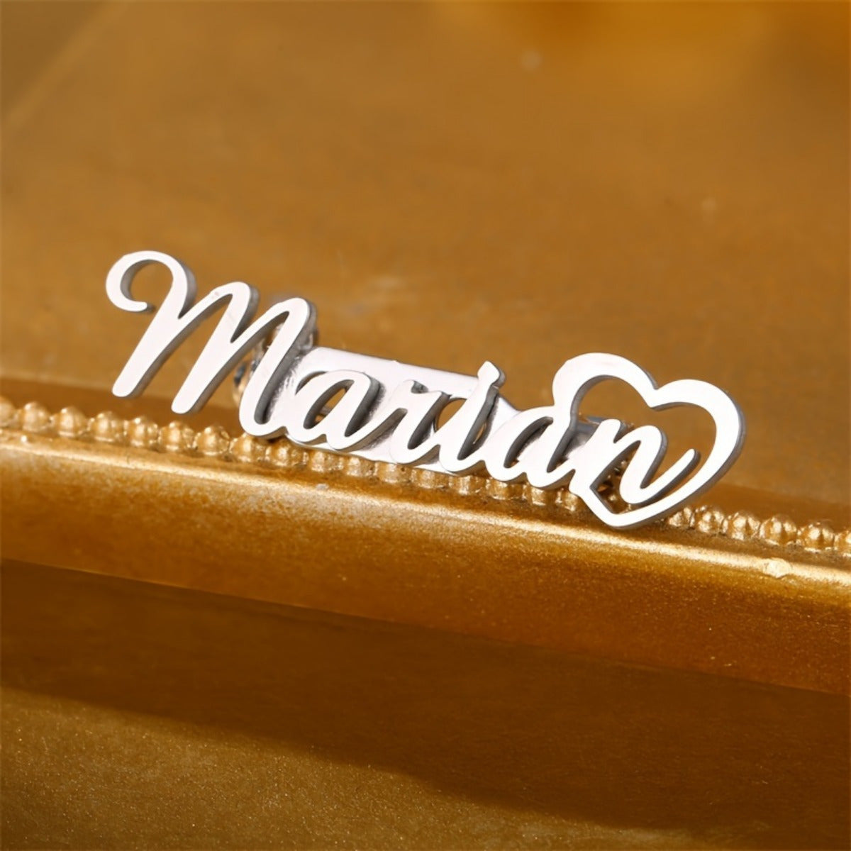 O'ziga xos Shaxsiylashtirilgan Ism Brosh - Qadimiy Boho Dizayni bilan Nikelga chidamli Pin, U yoki U uchun Ideal Sovg'a, Moslashtirilgan Harf Pendanti, Bohemian Chic Uslubi