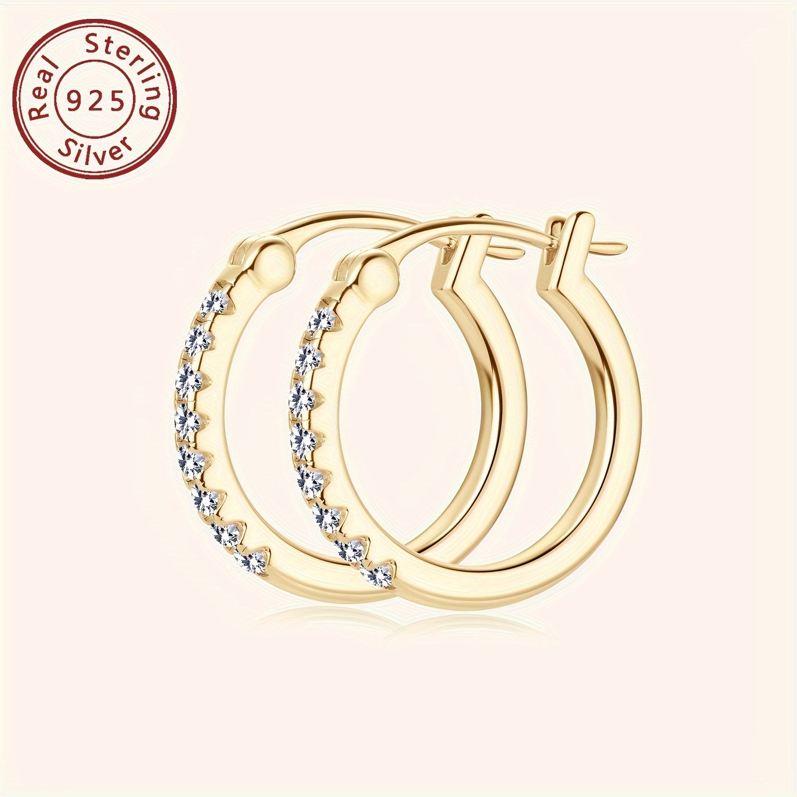 Эти элегантные серьги изготовлены из серебра 925 пробы и украшены парой круглых камней Моиссанита. Каждая серьга весит примерно 3.94 г и украшена 16 камнями Моиссанита размером 1.8 мм, в сумме 0.4 карата на пару. Идеально подходит для добавления