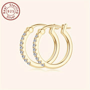 Эти элегантные серьги изготовлены из серебра 925 пробы и украшены парой круглых камней Моиссанита. Каждая серьга весит примерно 3.94 г и украшена 16 камнями Моиссанита размером 1.8 мм, в сумме 0.4 карата на пару. Идеально подходит для добавления