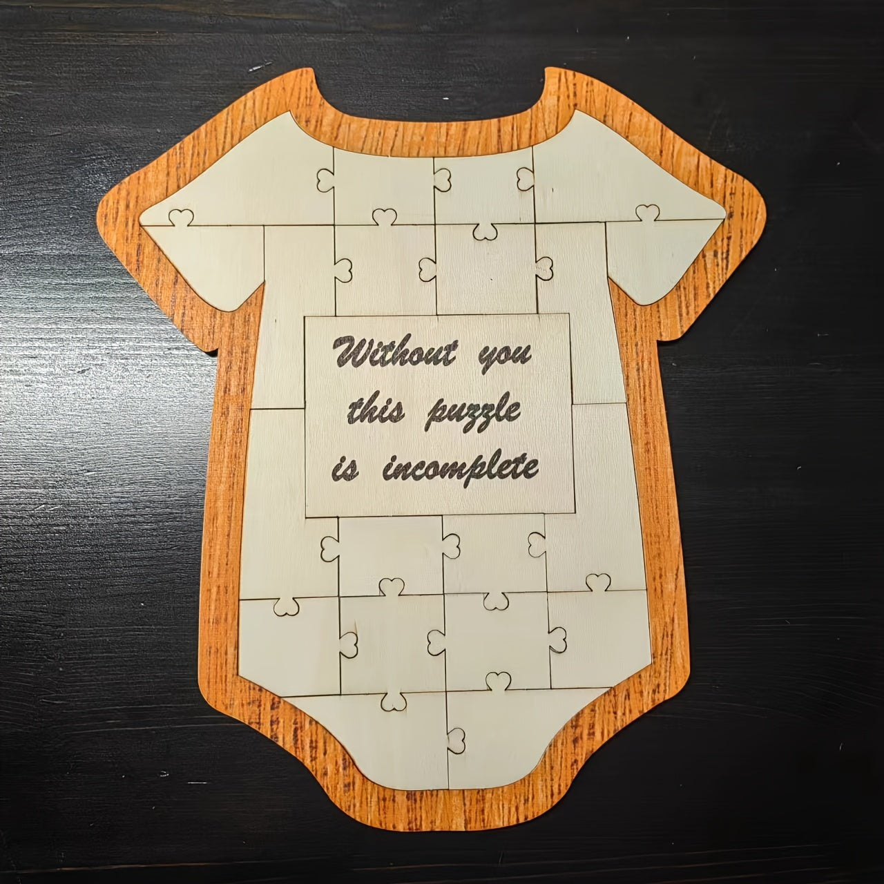 Drevesin ramkali xotira qutisi, to'y mehmonlar kitobi - imzolar va sonogrammalar uchun jumboq dizayni, stendi bilan birga - xona dekoratsiyasi uchun ideal esdalik fotosurat ramkasi