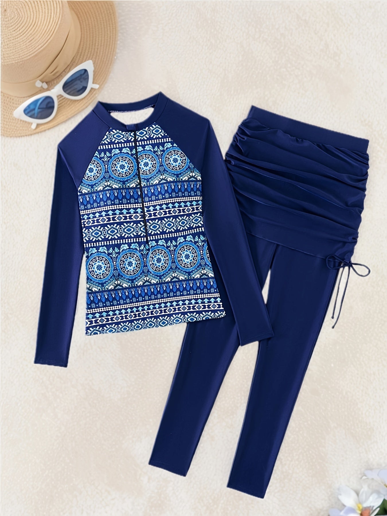 Женский купальник с высоким воротником, молнией и этническим принтом, включает длинные брюки. Купальная одежда и одежда.
