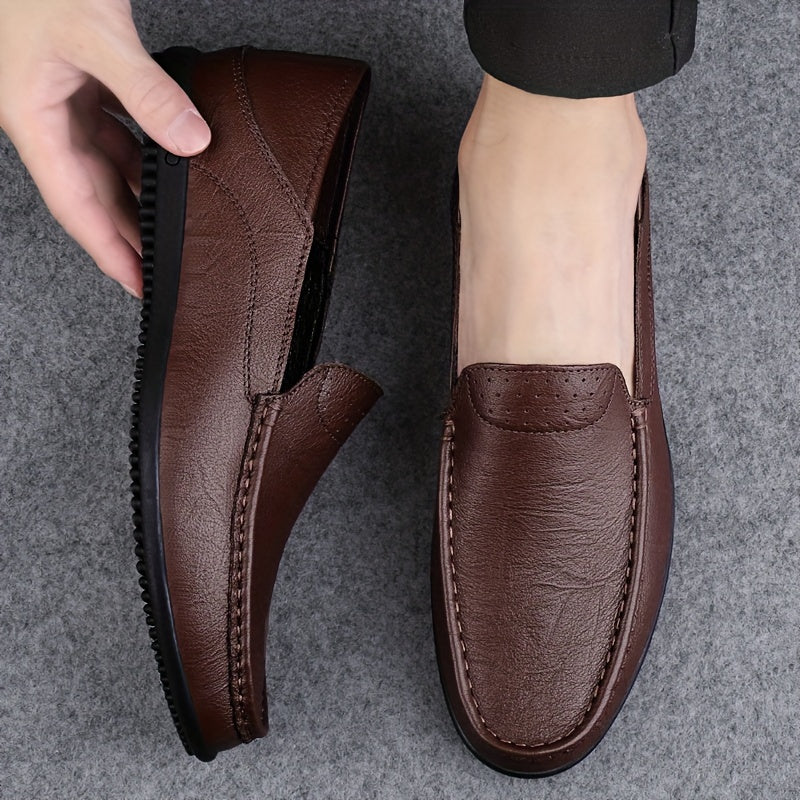 Erkaklar uchun yengil mol go'shti terisidan tayyorlangan, mustahkamlik va qulaylik uchun sirpanmaydigan kauchuk taglikka ega loaferlar.