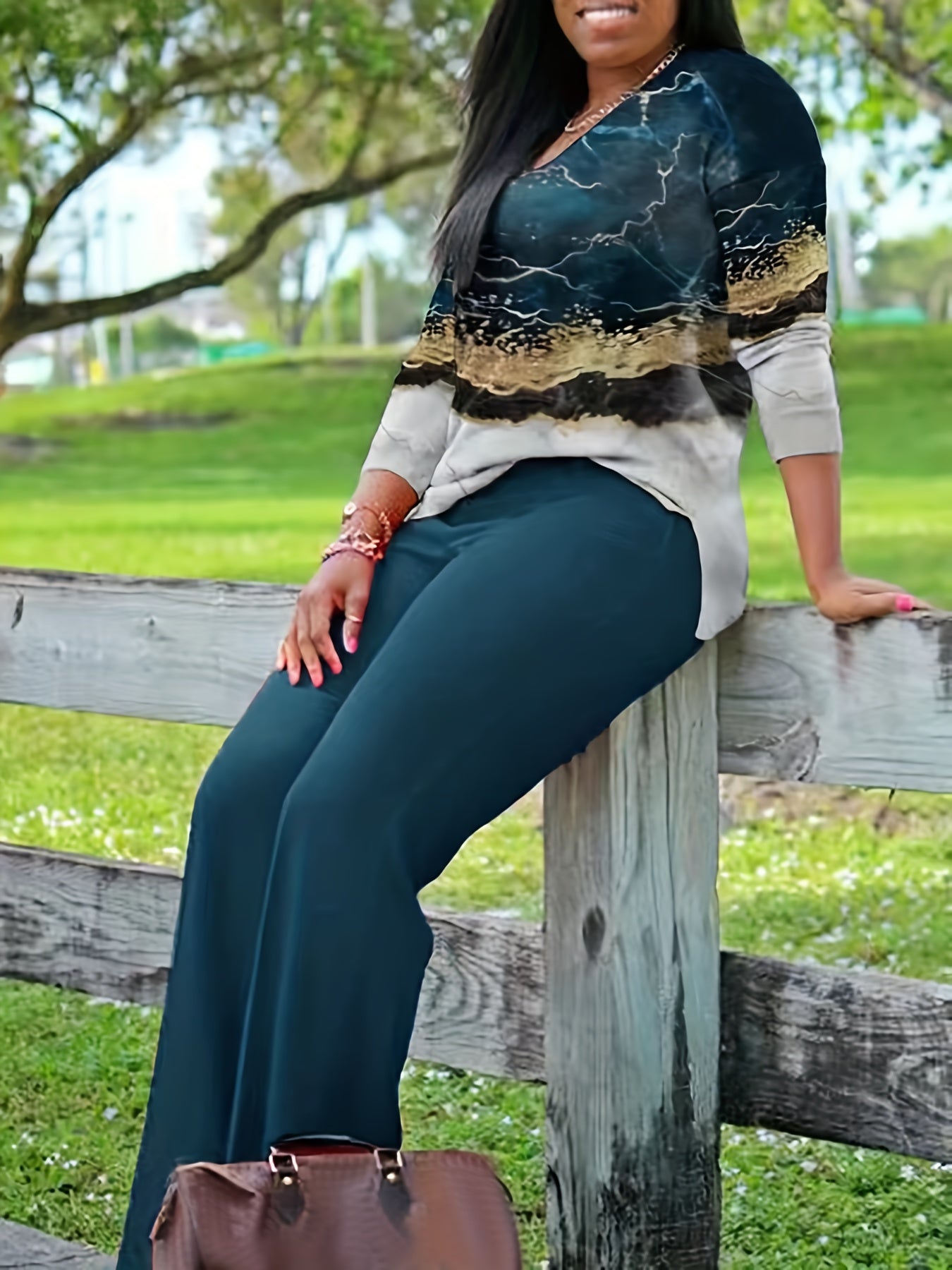 Ayollar uchun V shaklidagi bo'yin, uzun yengli bluzka va keng oyoqli shimlardan iborat ikki qismli to'plam.