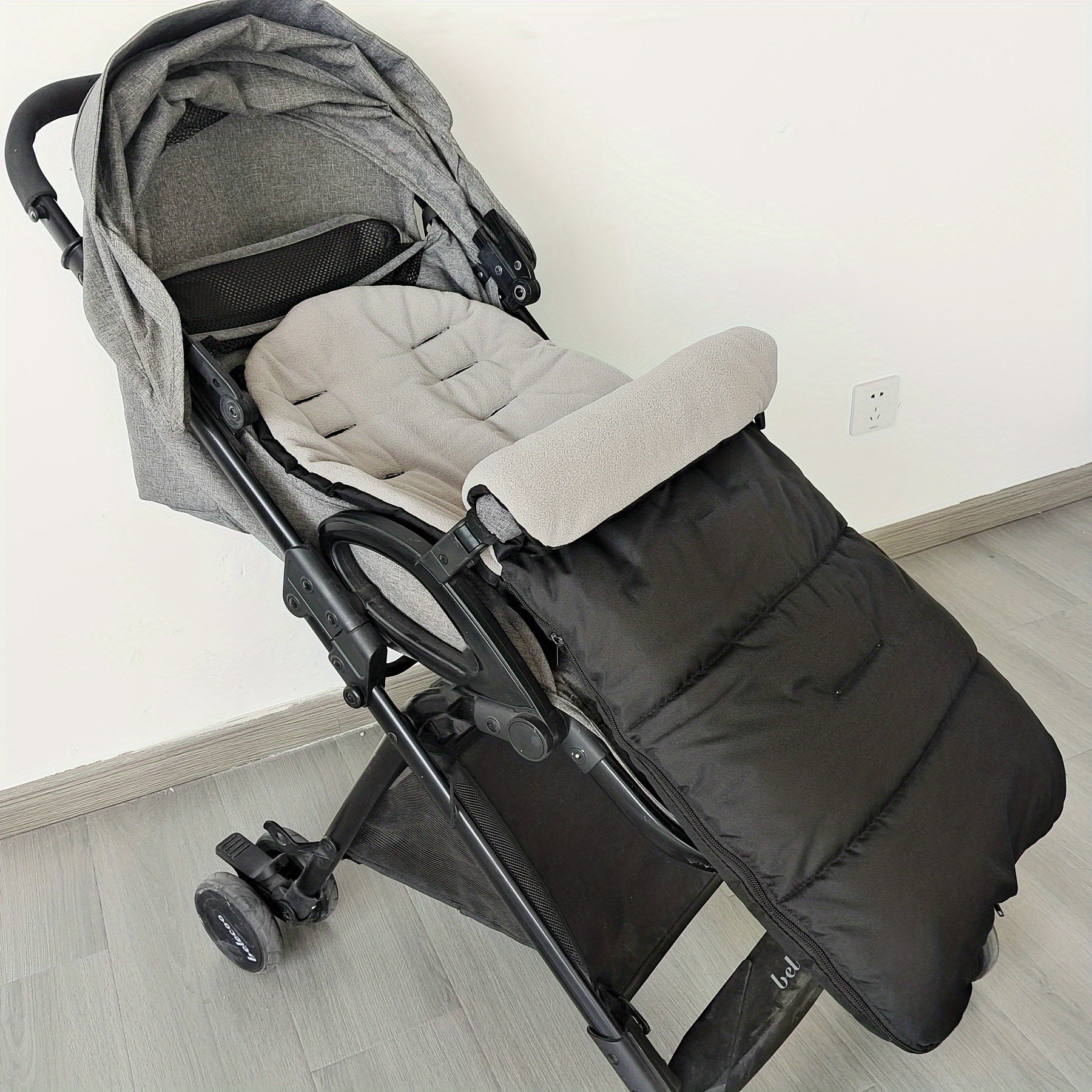 Kuz va qish mavsumiga mo'ljallangan Universal Fit Stroller Footmuff bilan issiq va qulay bo'ling. Shamolga chidamli polyester toladan tayyorlangan bu footmuff sizning chaqalog'ingizning aravachasi uchun eng yaxshi issiqlik va himoya ta'minlaydi.