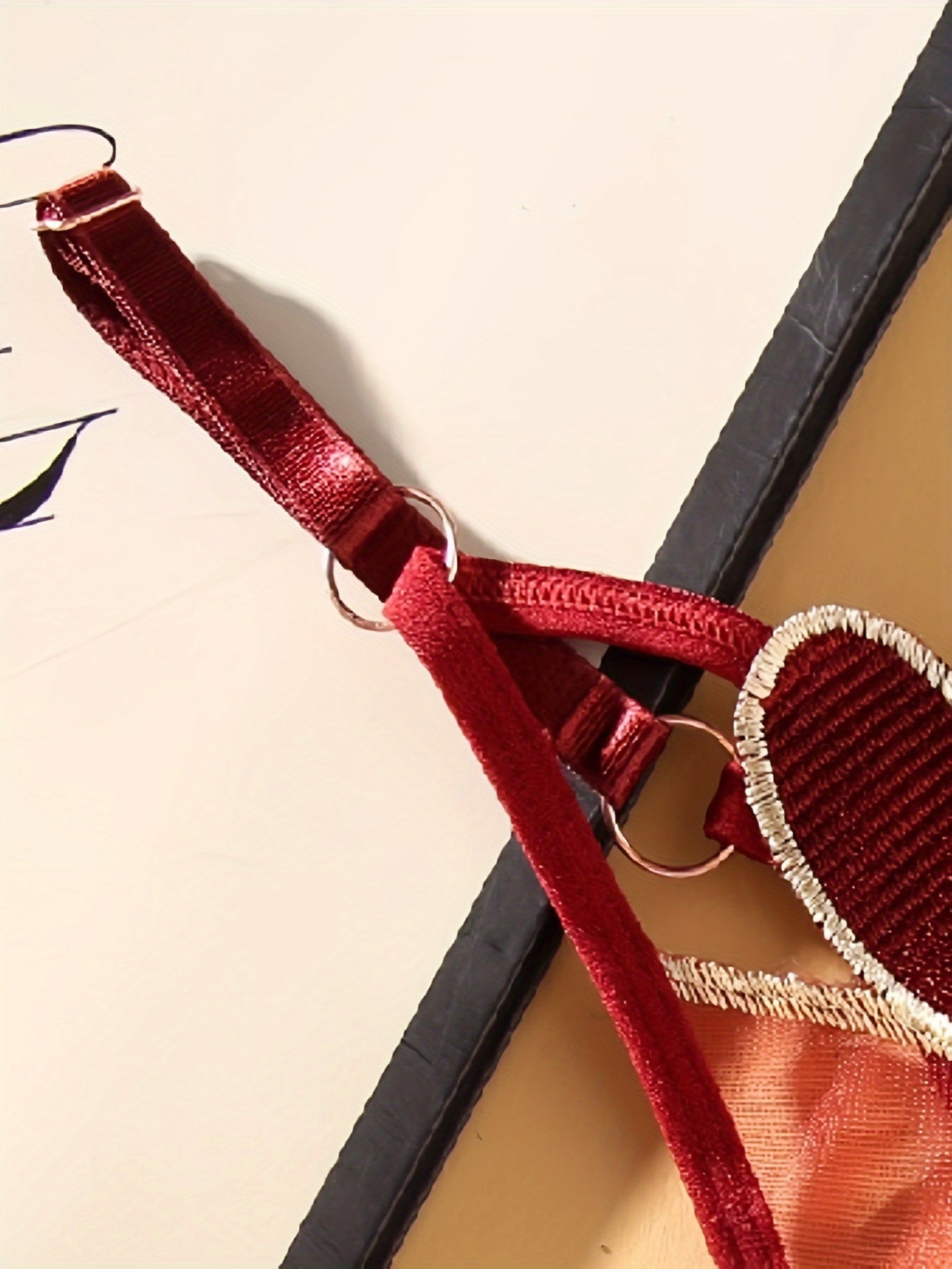 Ayollar uchun yurak naqshli thong ichki kiyim, moslashtiriladigan kattalashtirilgan o'lchamda, nafas oladigan to'r va jozibali to'qima bilan. Past bel, tungi klub uslubi, polyester materialda, S/M/L o'lchamlarida mavjud.