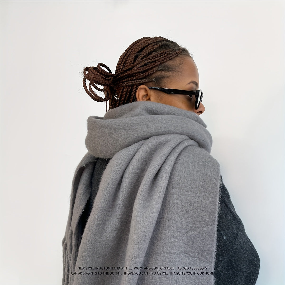 Qalinlangan tassellar bilan qalin rangli qishda sharf