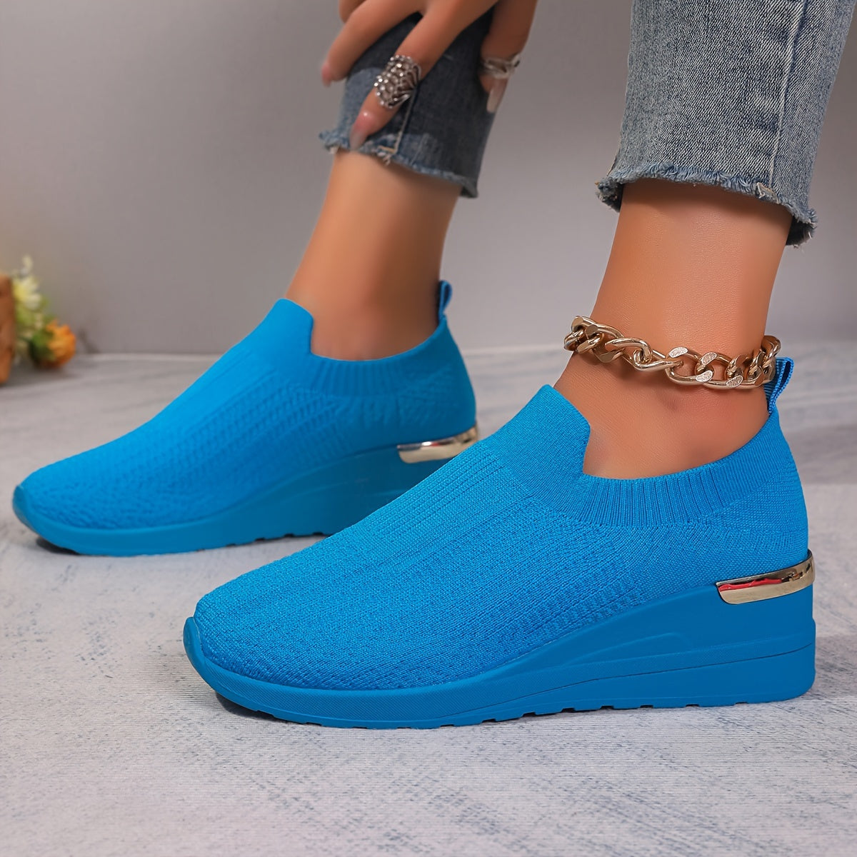 ayollarga mo'ljallangan nafas oladigan tikilgan sport poyabzali, kundalik va tashqi foydalanish uchun slip-on poyabzal