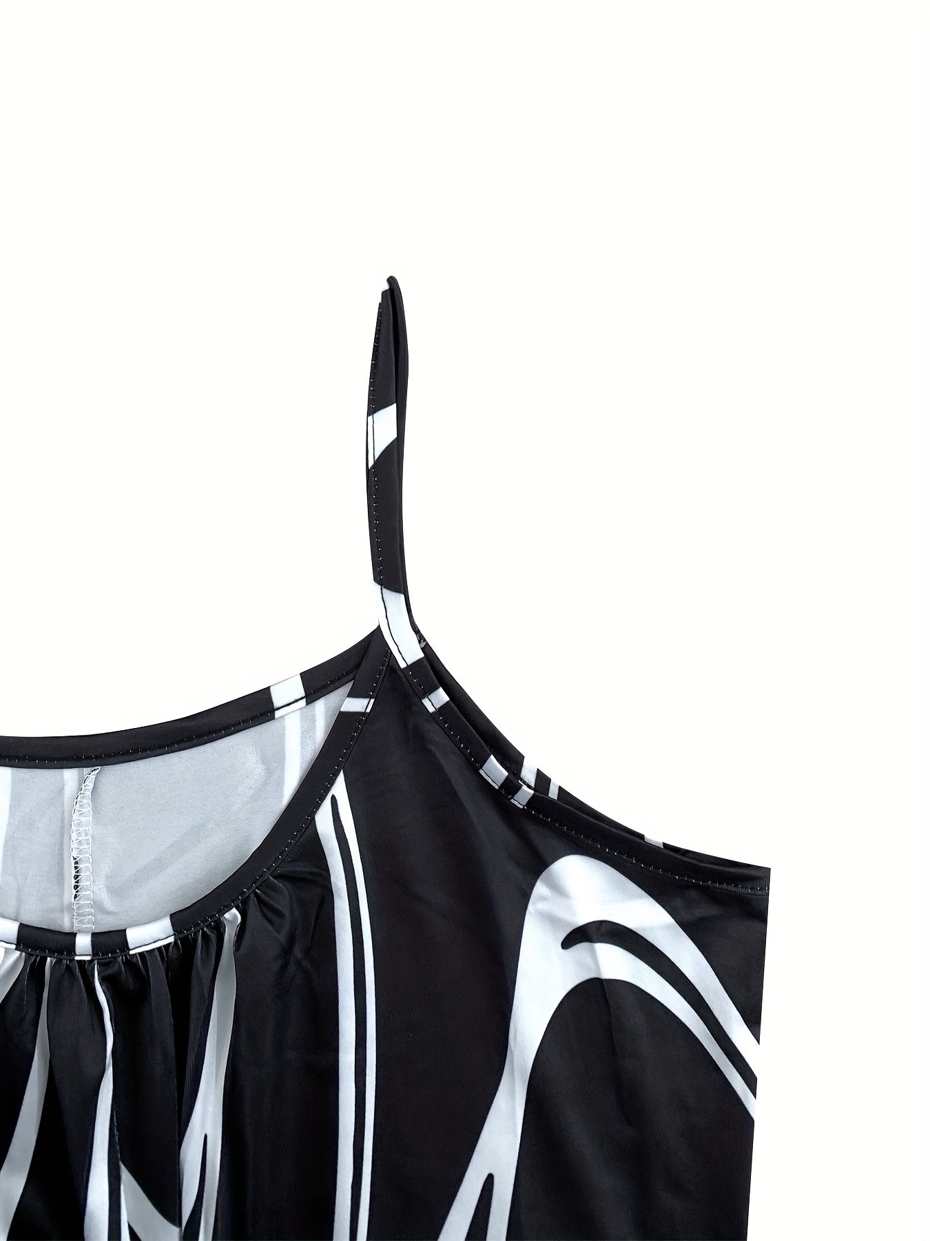 Mono de mujer talla grande a rayas negras y blancas con bolsillos y pantalones cortos envolventes