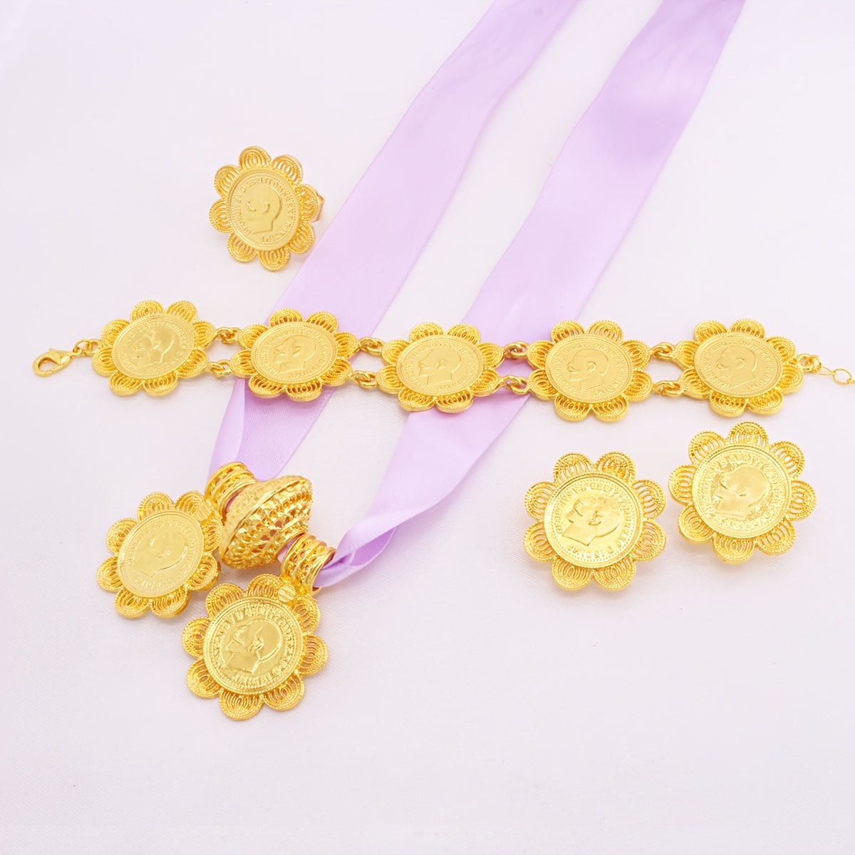 5 ta qismdan iborat hashamatli zargarlik to'plami, shu jumladan, taqinchoqlar, marjon, bilaguzuk va uzuk. Bir nechta ranglarda tanlash uchun muhr va gullar chetiga ega dizaynni o'z ichiga oladi. An'anaviy kelin kiyimlari uchun mukammal.