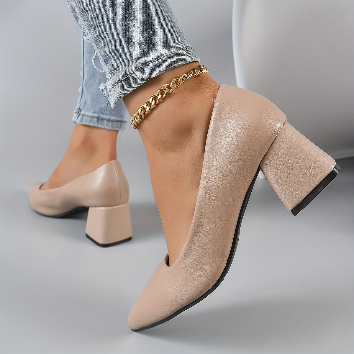 Ayollar uchun to‘g‘ri burchakli va qalin o‘rta poshnali, ofis ishlariga mos rangli pumpalar.