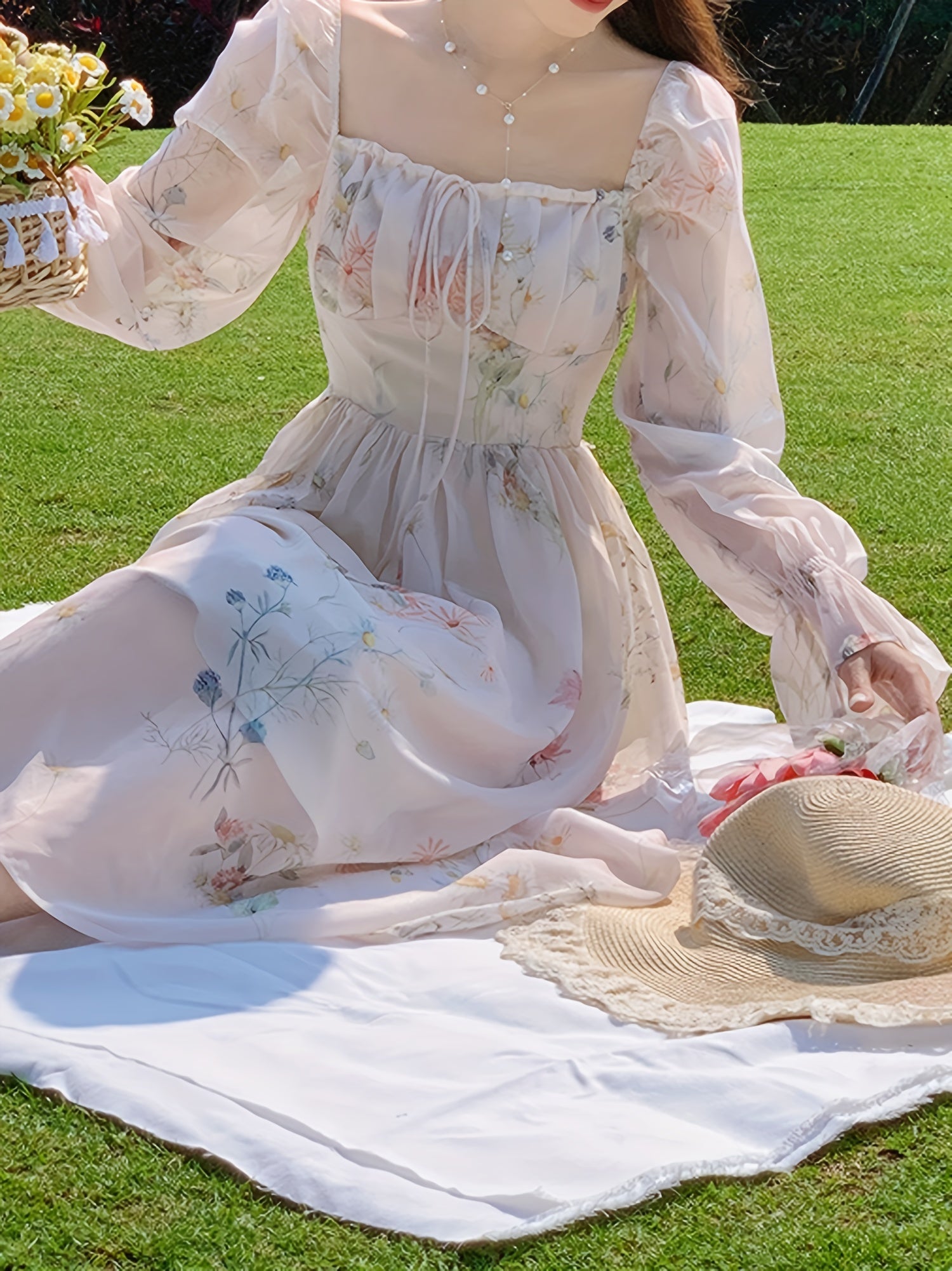 Gul naqshli chiffon materialidan tayyorlangan, qo'ltiq qismi keng midi ko'ylak - barcha fasllar uchun mukammal.