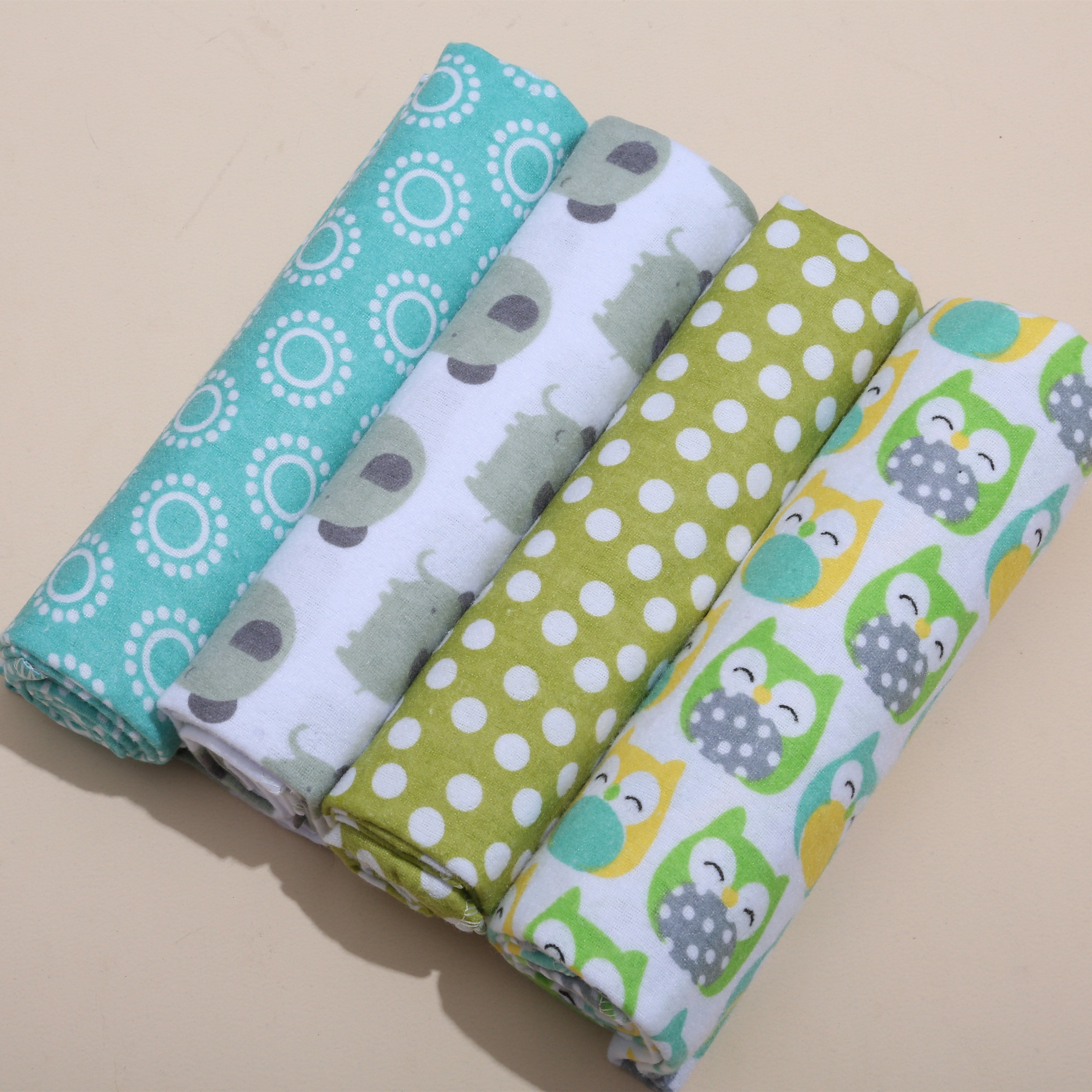 Набор из 4-х пеленок с принтом мультяшных животных для младенцев: Рекомендуется ручная стирка, Идеально для детей от 0 до 3 лет, Изготовлено из 100% хлопка