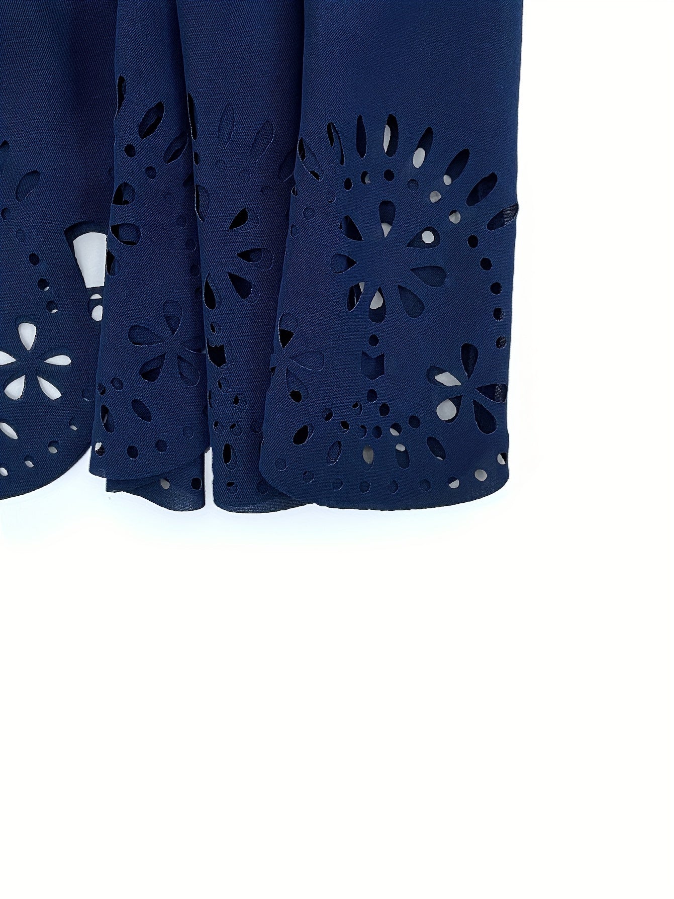 Plus-size ayollar uchun zamonaviy ko'k midi yubka, dantel bezaklari, qirralari qiyshiq va oqimli silueti bilan. Yoz uchun mukammal, mashinada yuviladigan polyesterdan tayyorlangan.