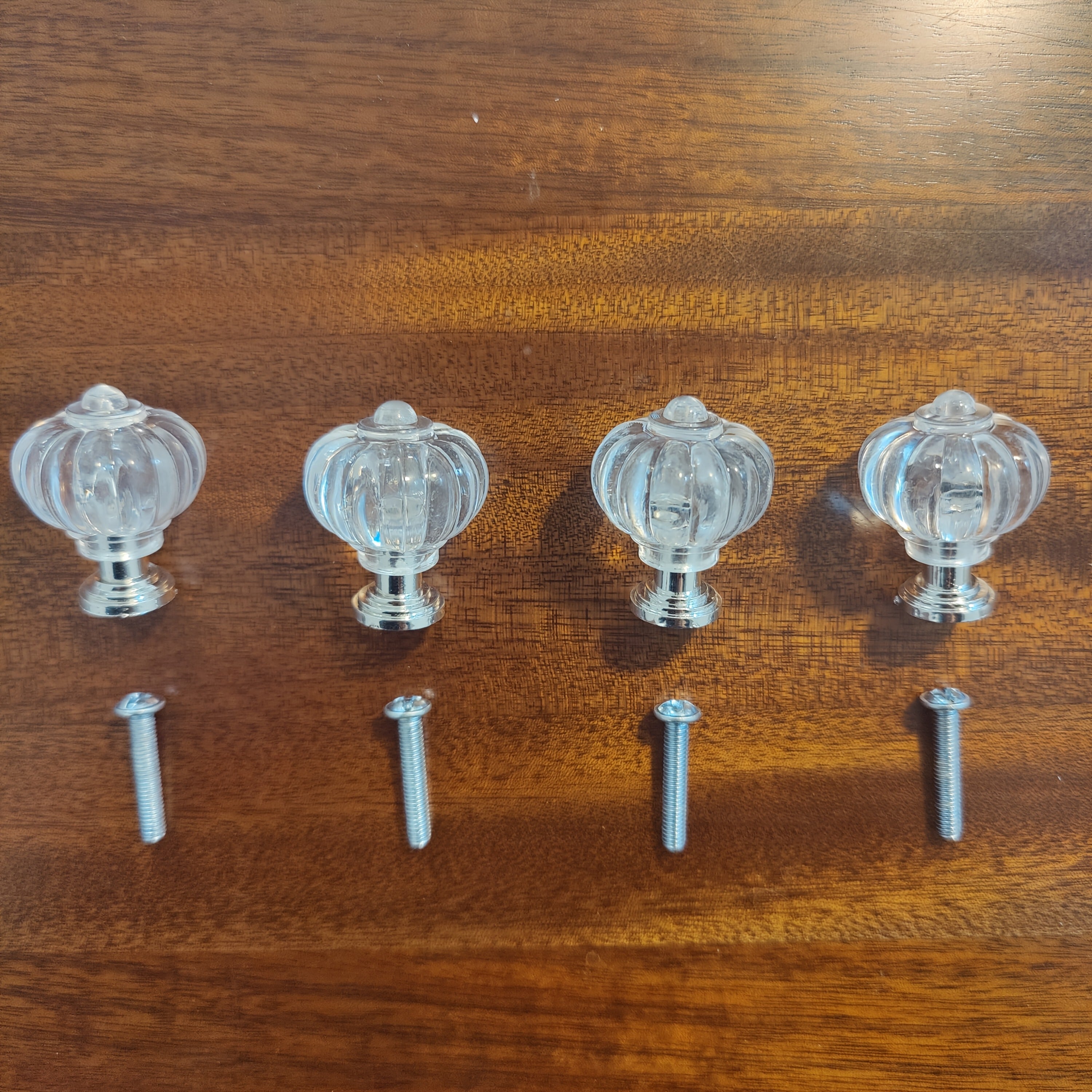 Акриловые ручки из пластика для ящиков, шкафов и гардеробов теперь предлагаются в золотистых и серебристых оттенках.