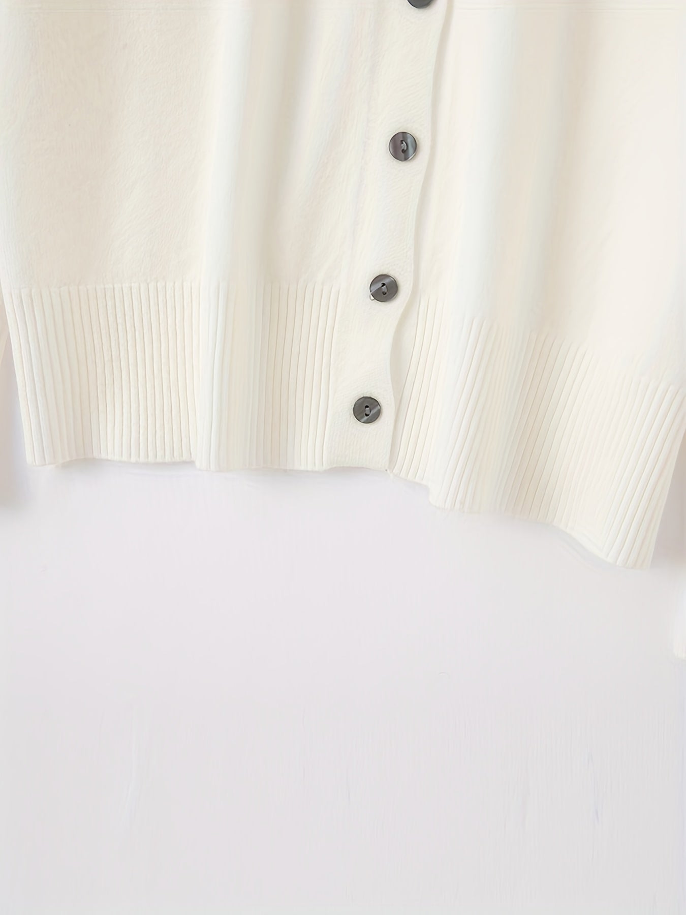 Chic V-yuqa kardigan, uzun yenglari bilan, bahor va kuz uchun mukammal.