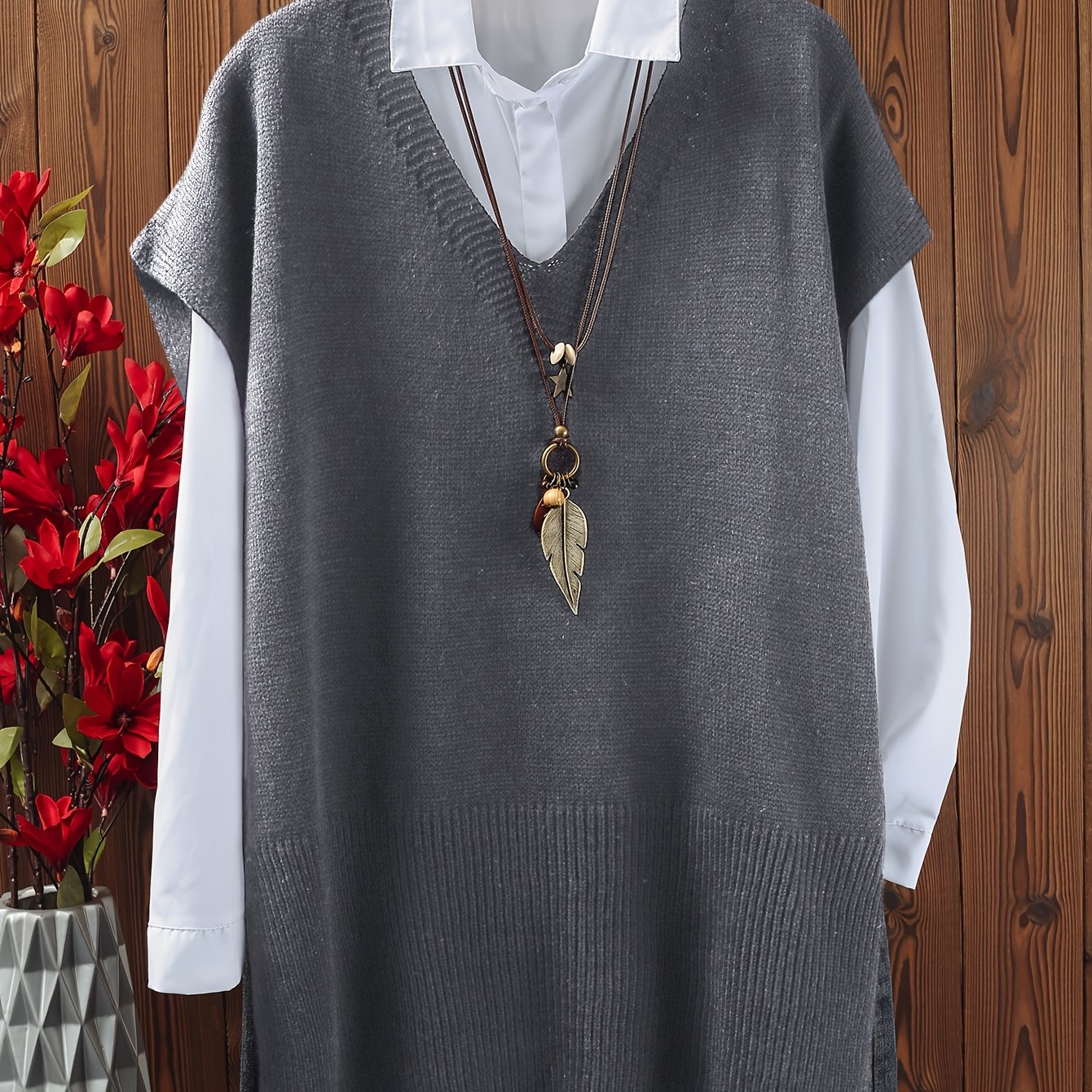 Katta o'lchamdagi ayollar uchun yirtqichlari bo'lgan bir rangli V-yuqori pullover.