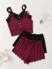 Ayollar uchun dantel bilan bezatilgan ribbed pijama to'plami, V-shaklidagi kamzuli yuqori va tortma belli shortlar bilan. Mashinada yuvish mumkin. Bir nechta ranglarda mavjud.