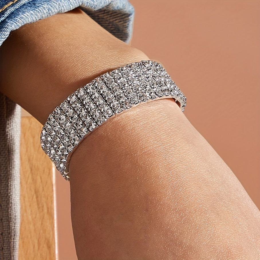 6 ta taqinchoq, marjon, bilaguzuk, uzuk va sumkadan iborat hashamatli taqinchoq to'plami, barchasi porloq rhinestone'lar bilan bezatilgan. Kechki ziyofat kiyimlaringizga nafislik qo'shish uchun mukammal.