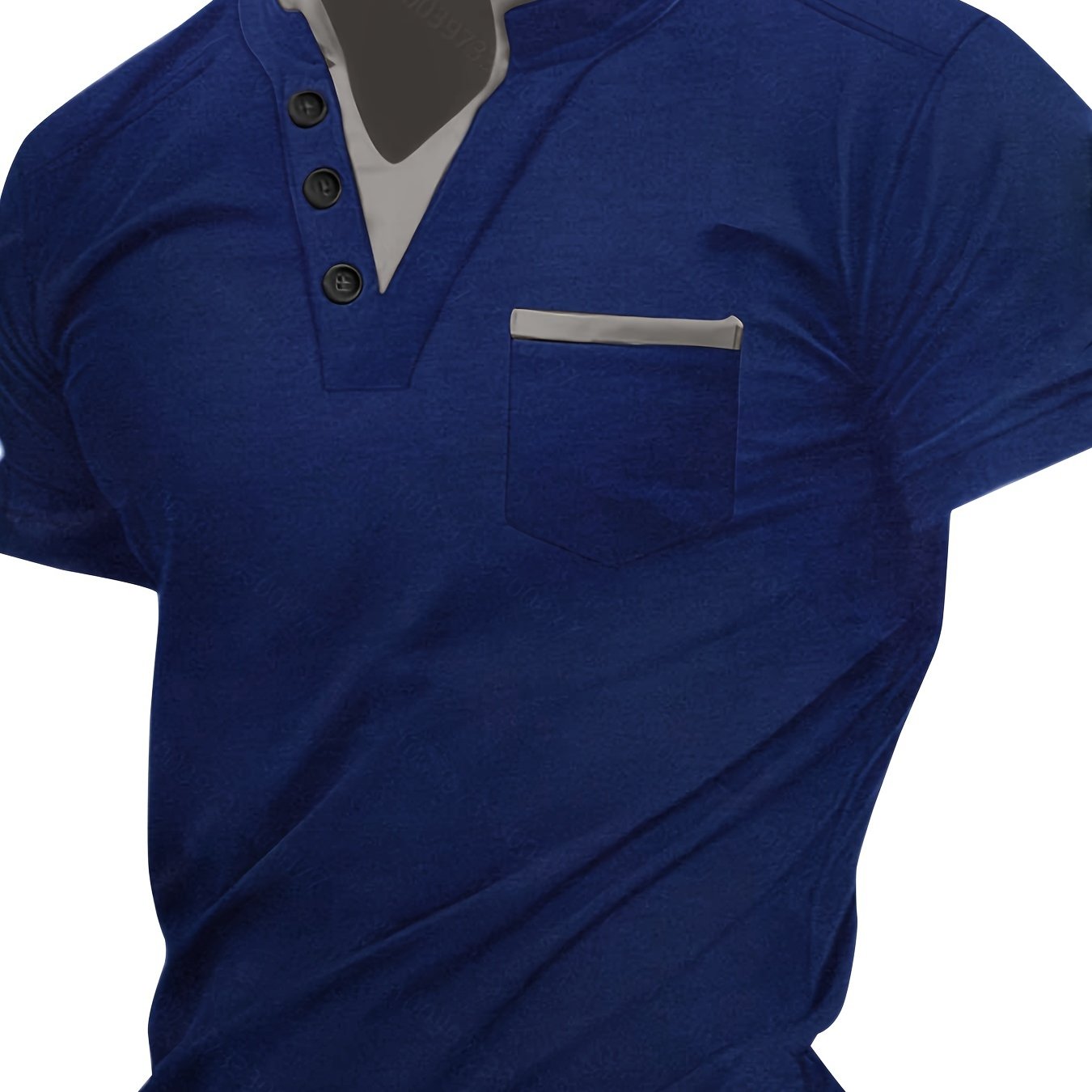 Erkaklar uchun klassik ko'k V-shaklidagi Henley ko'ylagi, ko'krak cho'ntagi bilan, polyester aralashmasidan tayyorlangan, yozgi norasmiy yoki ish kiyimlari uchun ideal, KATTA O'LCHAM, qisqa yeng, oddiy kesim