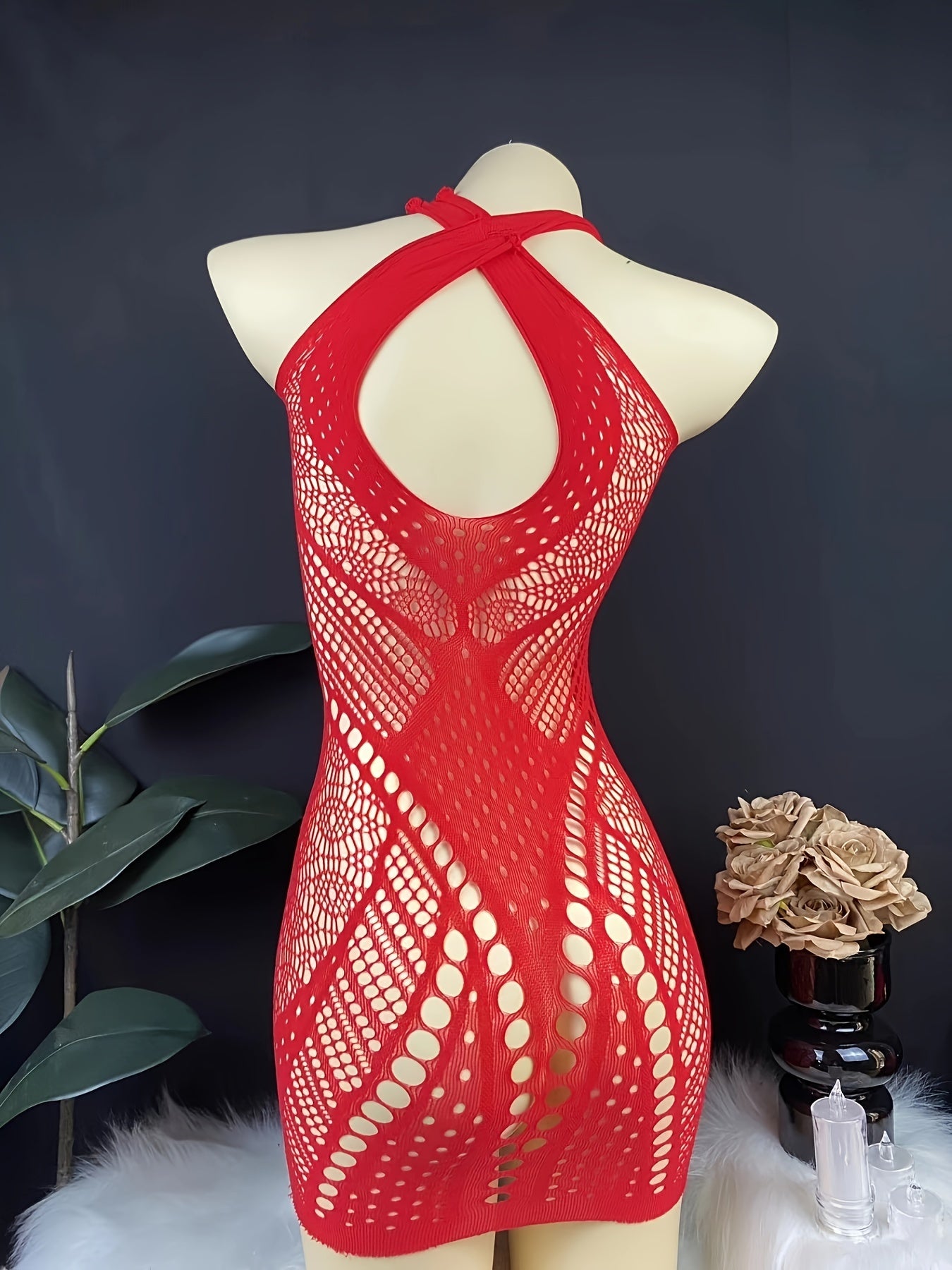 Qizil ipli bodi, shaffof to'r va halter bo'yin bilan, jozibali Yevropa tungi klub ko'rinishi uchun.