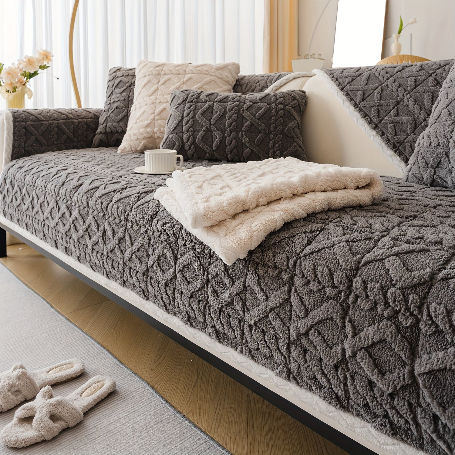 Qalin plush divan qoplamasi bohemian shik uslubida, uy hayvonlari uchun qulay va dog'larga chidamli. Mashinada yuvish mumkin va bitta to'rt o'rindiqli divanlar uchun bir nechta ranglarda mavjud.