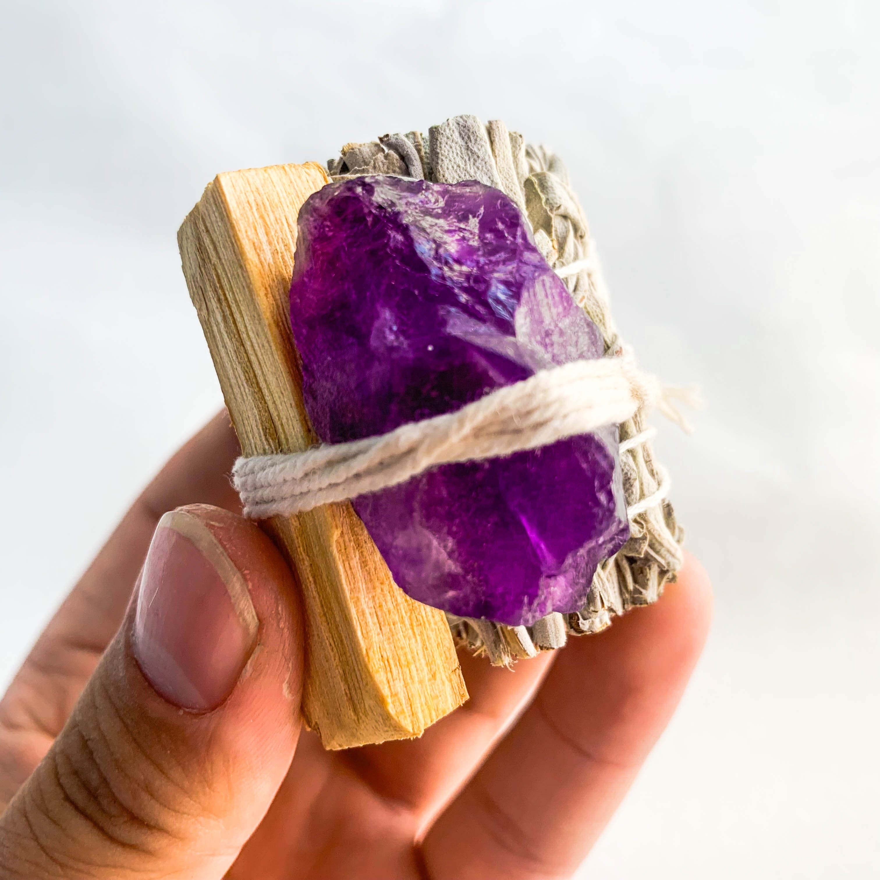 Conjunto de varita de limpieza energética de cristal de roca natural con varita de amatista, selenita y salvia blanca