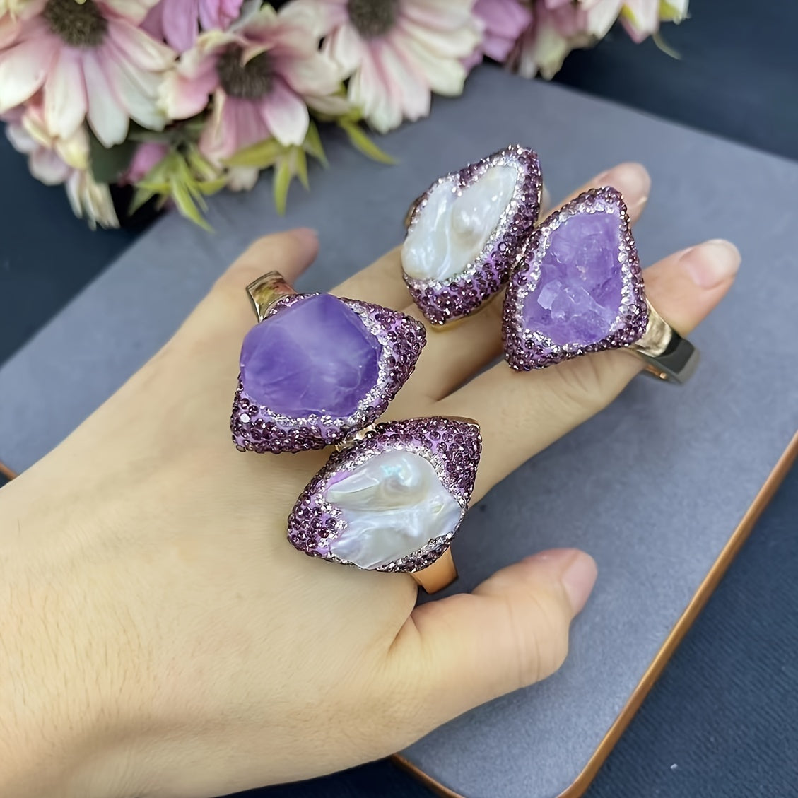Vintage uslubidagi tabiiy amethyst va barokko marvaridli cuff bilaguzuk, boho uslubida, 14K oltin qoplamali mis, ayollar uchun moslashuvchan ochiq bangal, tabiiy tosh tafsilotlari bilan kundalik kiyish uchun ideal.