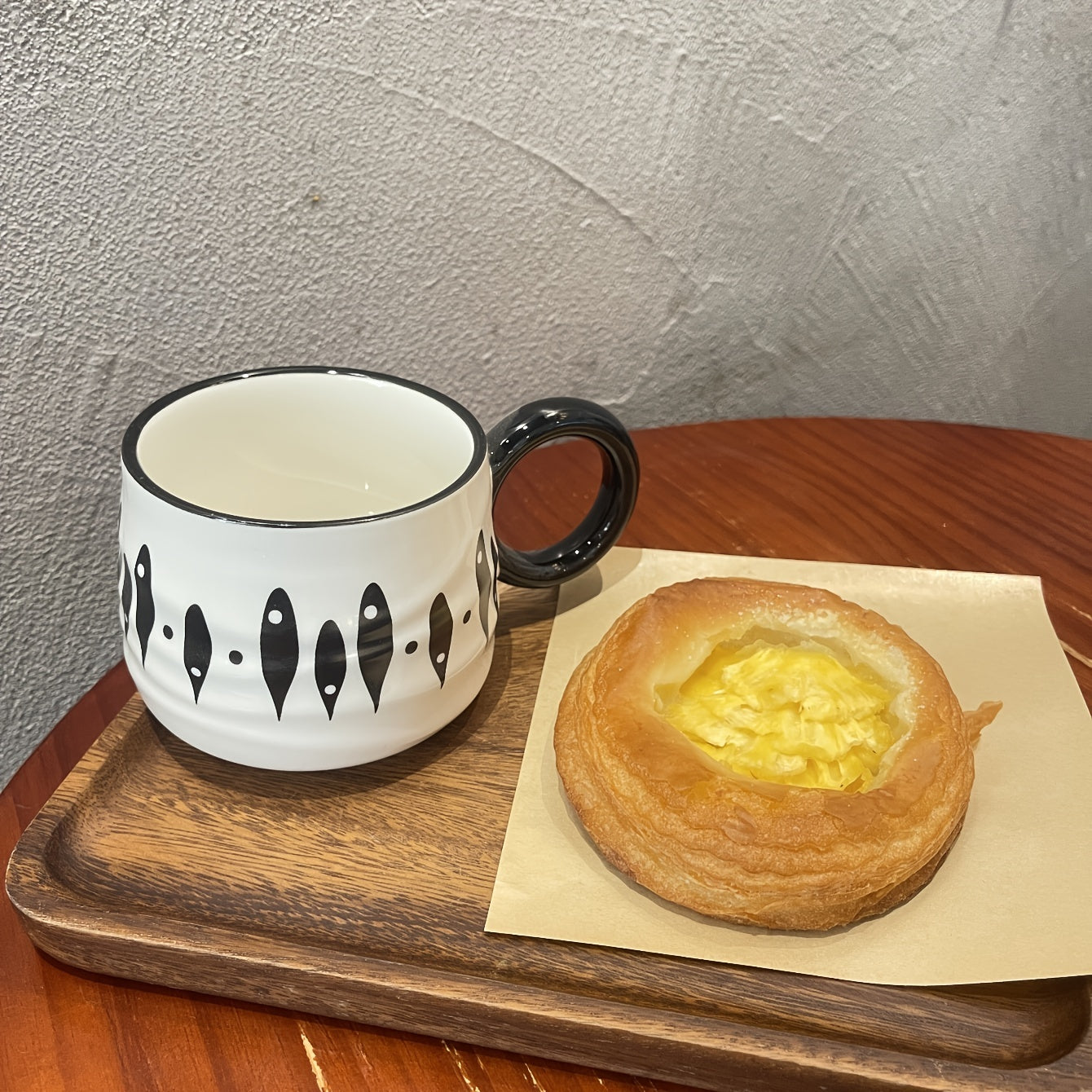 Taza de cerámica a cuadros en blanco y negro para uso en el hogar y en restaurantes