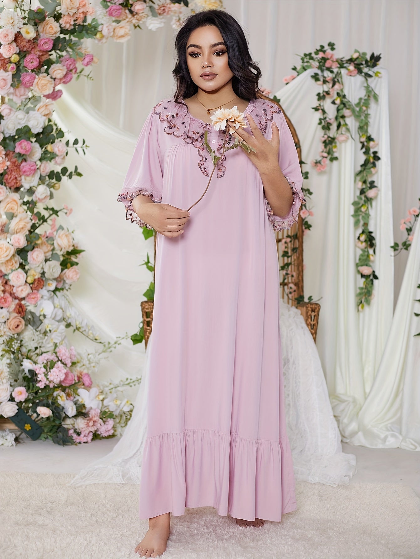Camisón de encaje bordado con flores en talla grande con detalles de botones para mujer