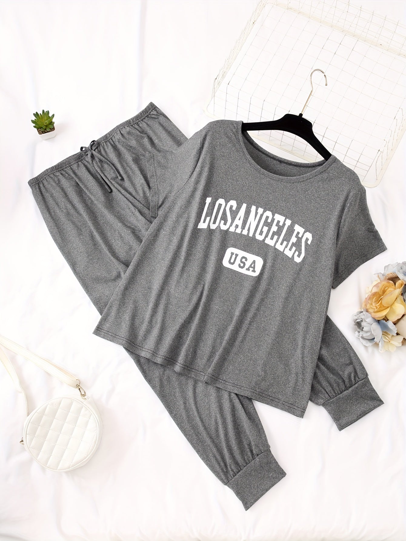 Conjunto de pijama casual de otoño para mujer con patrón de alfabeto y diseño en bloques de color, poliéster tricot con elastano, camiseta de manga corta y pantalones largos