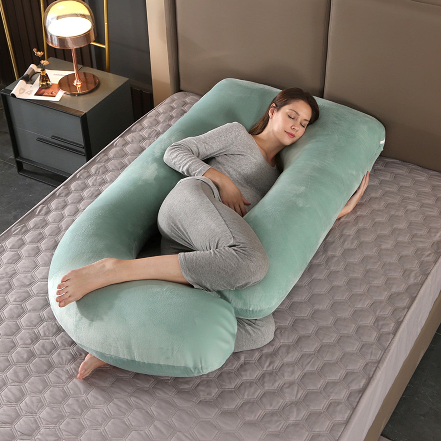 Homiladorlik yostiqi, yonma-yon yotish uchun G-shaklidagi belni qo'llab-quvvatlovchi yostiq, ajratiladigan kristal velur qopqoq bilan, kutayotgan onalar uchun ideal