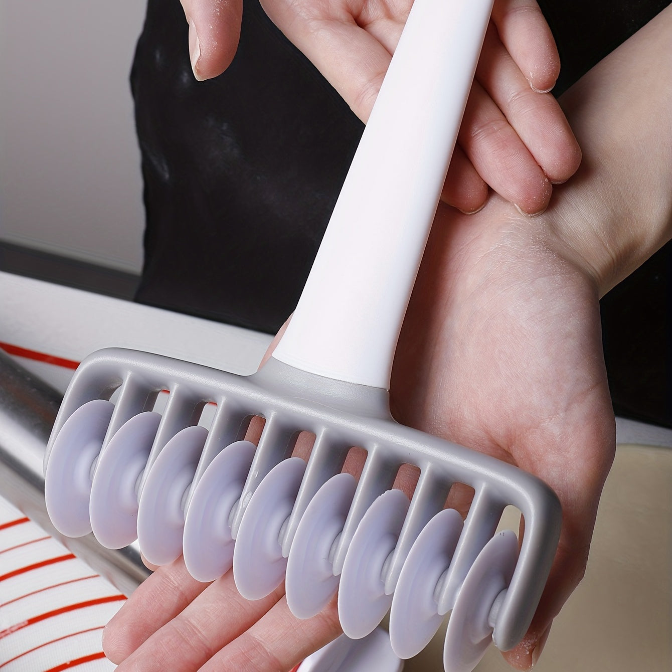 Одна часть тянущего сетчатого роликового ножа, роликового ножа для лапши, ножа для резки полосками, инструмента для выпечки. Размеры: 19,5*14*3,9 см. Вес: 95 г.