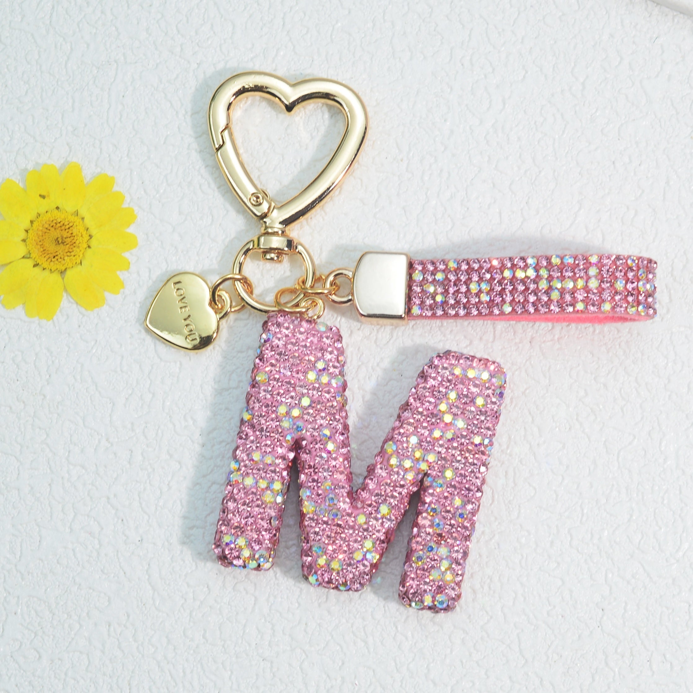 Llavero de PVC con iniciales de pedrería rosa y blanca con cierre de puño para mujeres