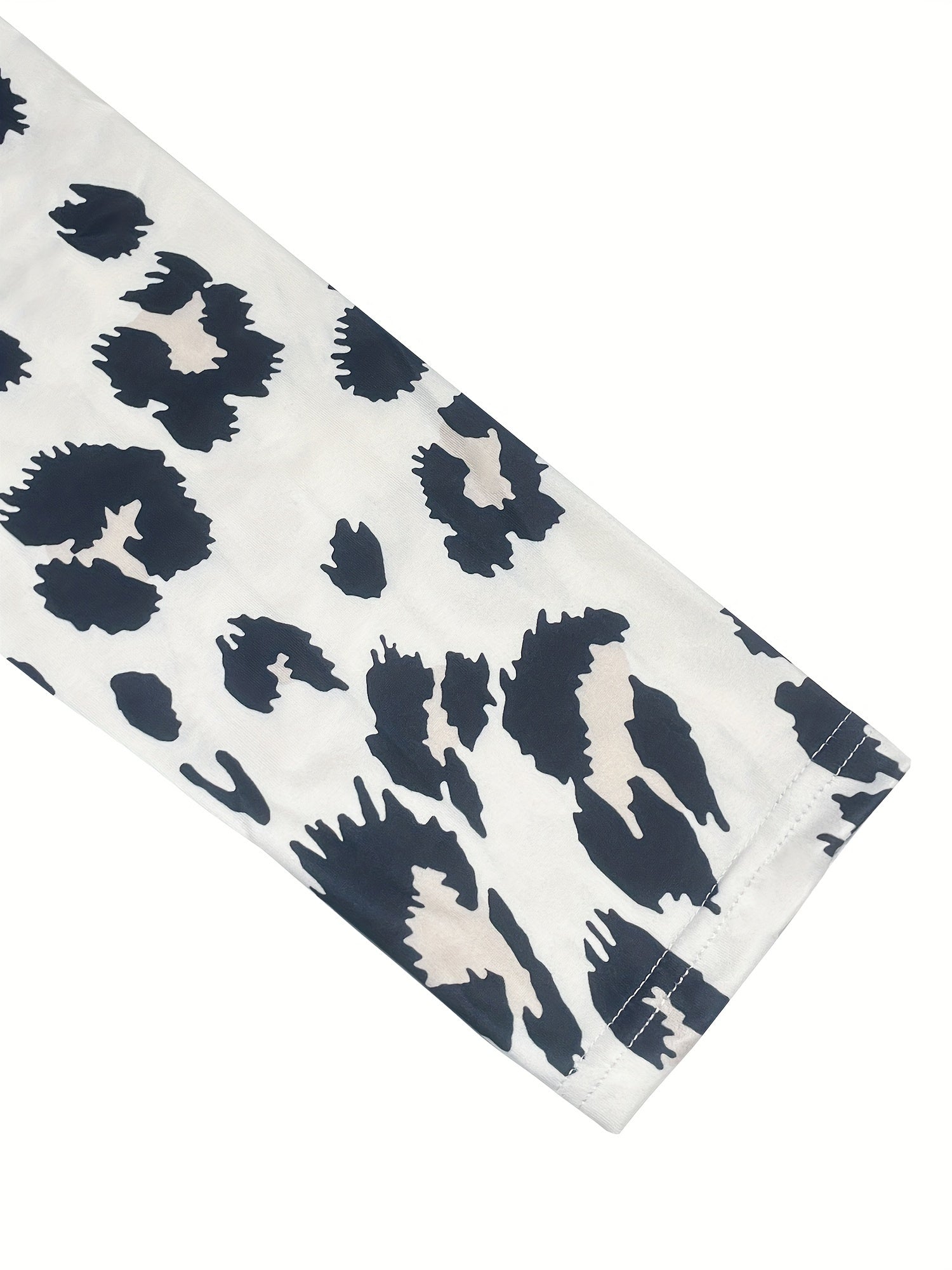 V-yoqasi bilan leopard naqshli lounge to'plami va shortilar, qulay kechalar uchun mukammal.