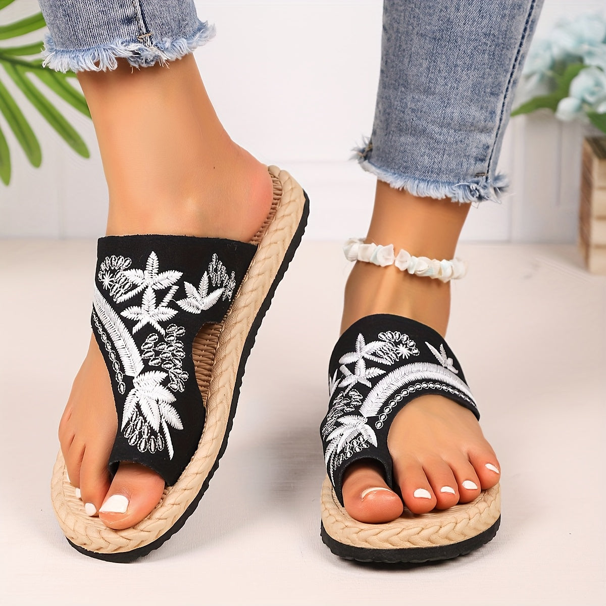 Женские повседневные сандалии черный ткань с цветочной вышивкой, легкие на slip-on, плоская подошва